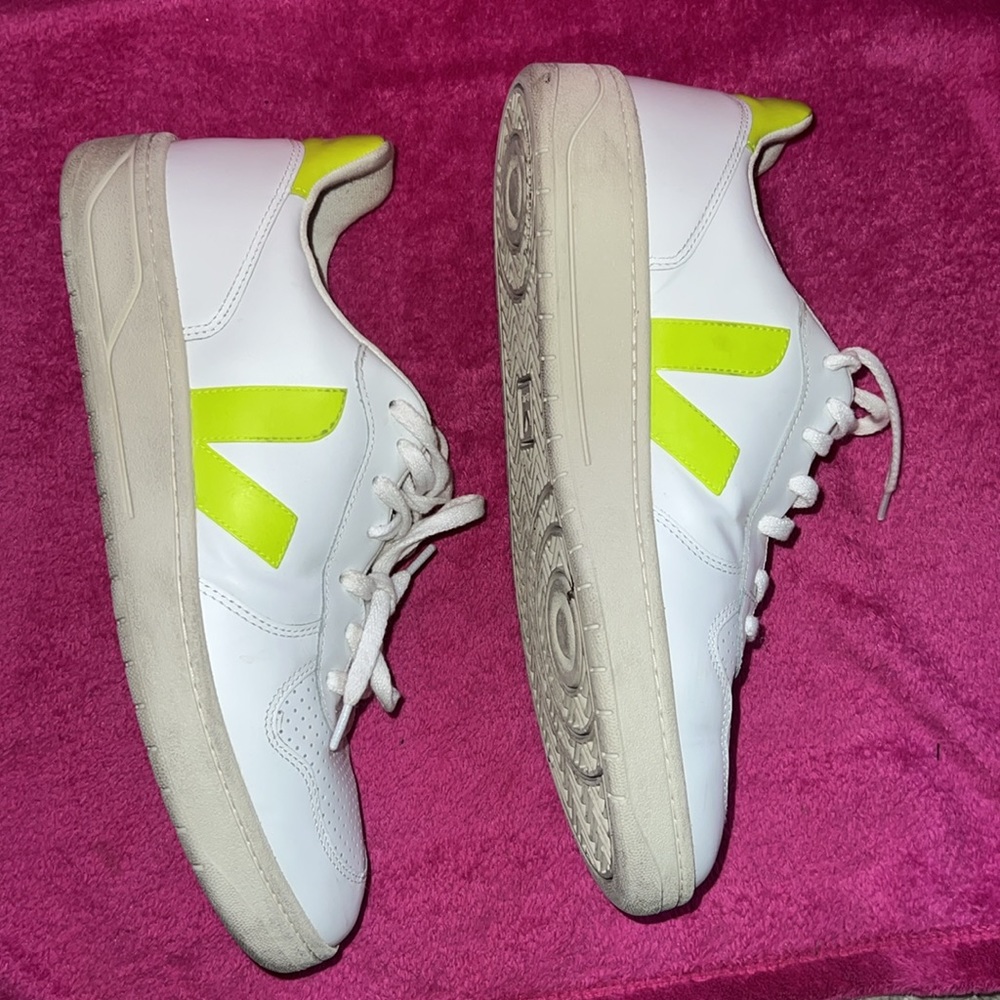 Veja Men's V-10 Leather Low Top Sneakers - Picture 5 of 15
